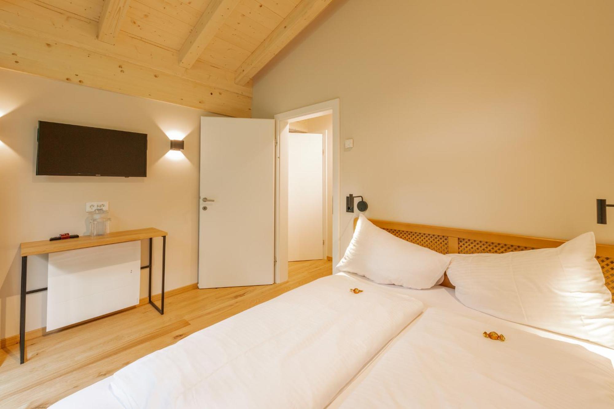 Premium Two-Bedroom Suite,1559754895:JPEG